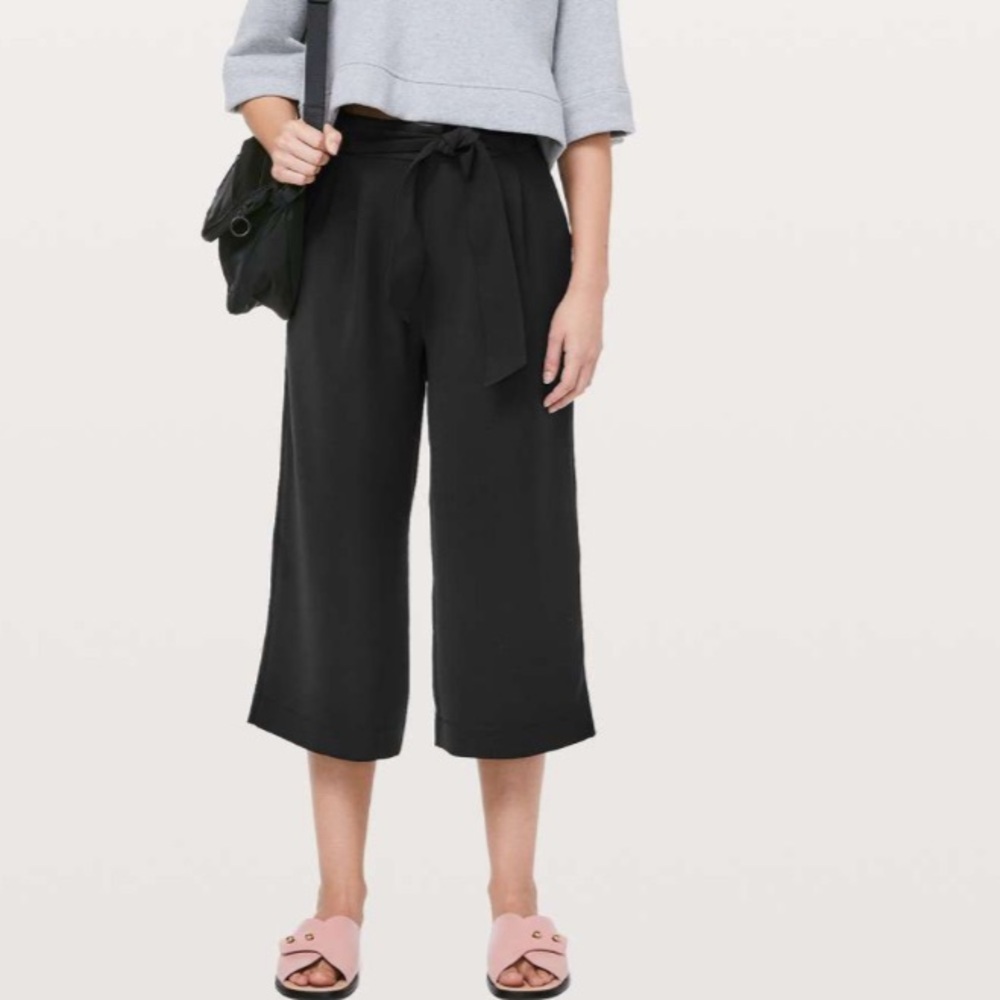 Lululemon Noir Crop
Black 2 - Picture 1 of 5